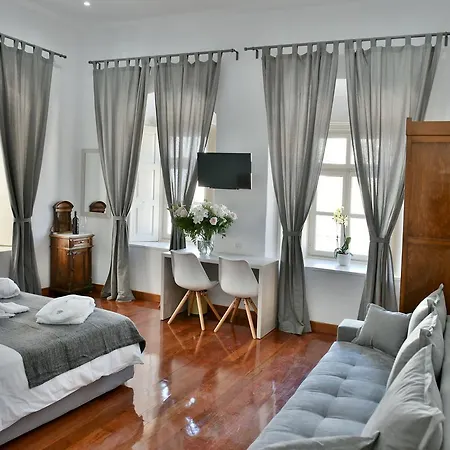 Douskos Port House 4*